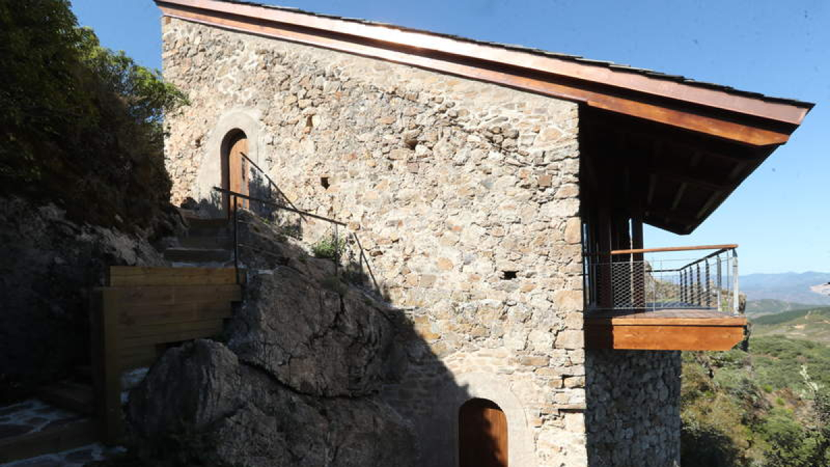 Imagen de la Casa Colgante recuperada en el castillo de Cornatel, en el Bierzo. L. DE LA MATA