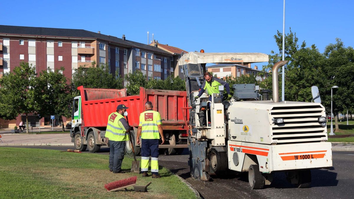 Operarios municipales llevando a cabo trabajos de asfaltado. DL