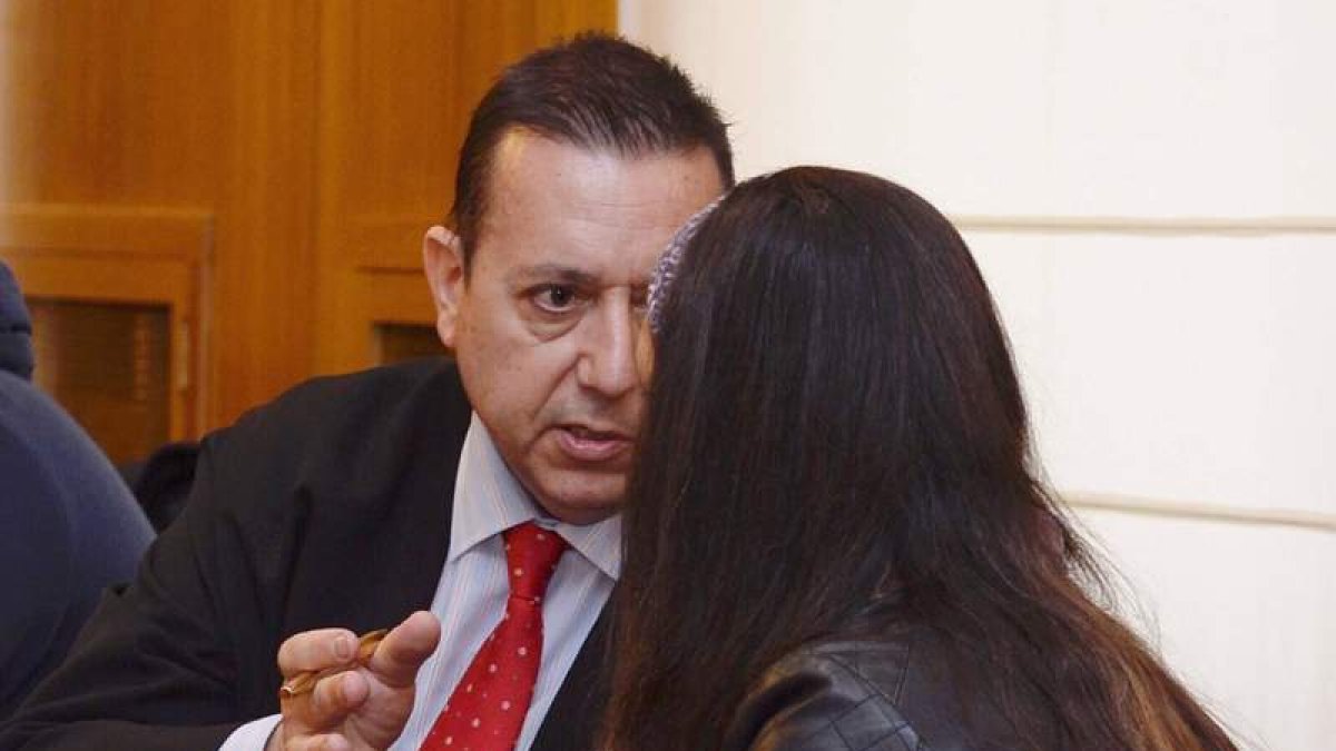 El abogado de la acusada conversa con su cliente durante la cuarta sesión del juicio. NACHO GALLEGO