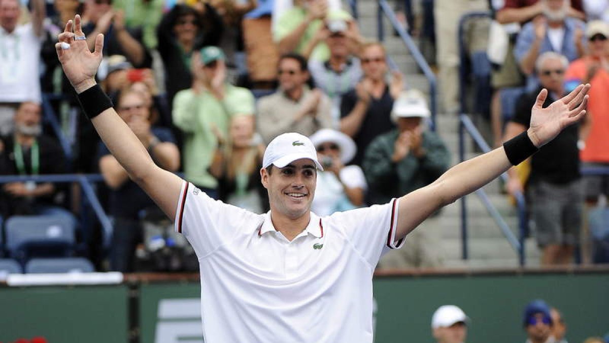 Isner celebra la victoria que le dio el pase a la final.