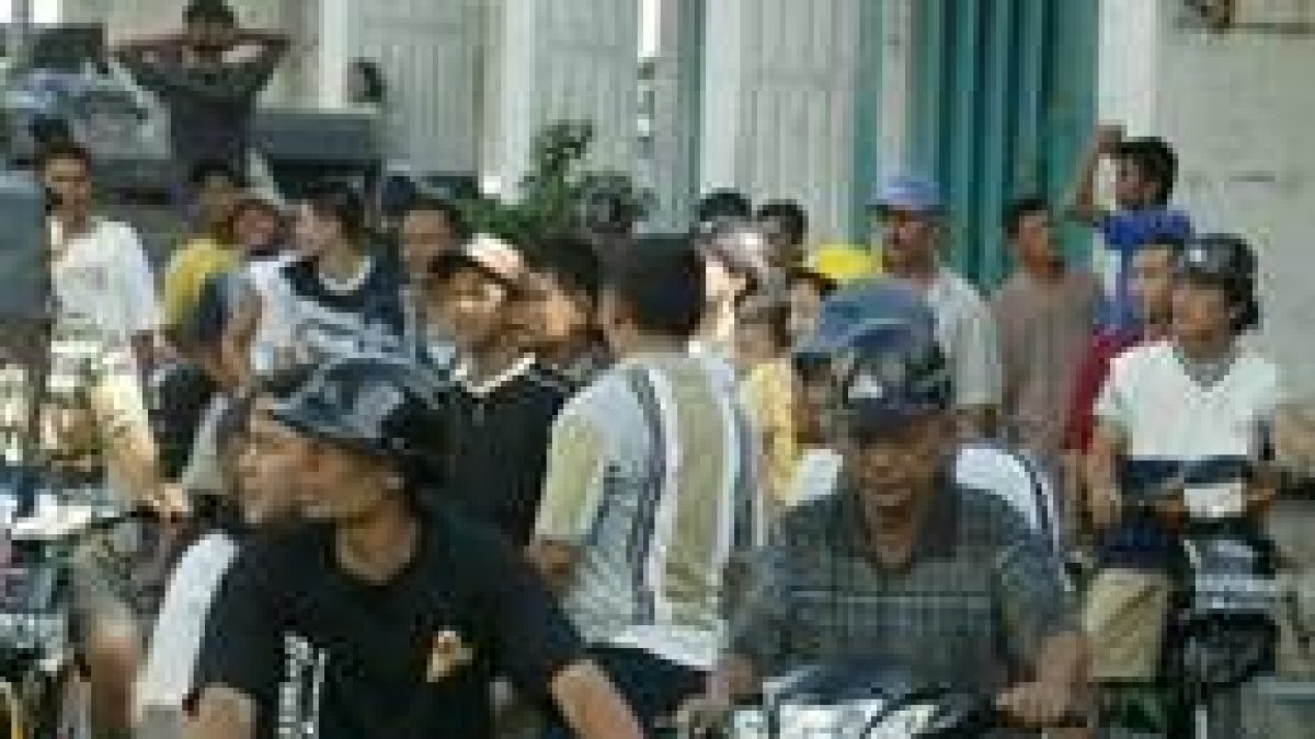 Habitantes de Sumatra esperan en la calle noticias sobre el tsunami