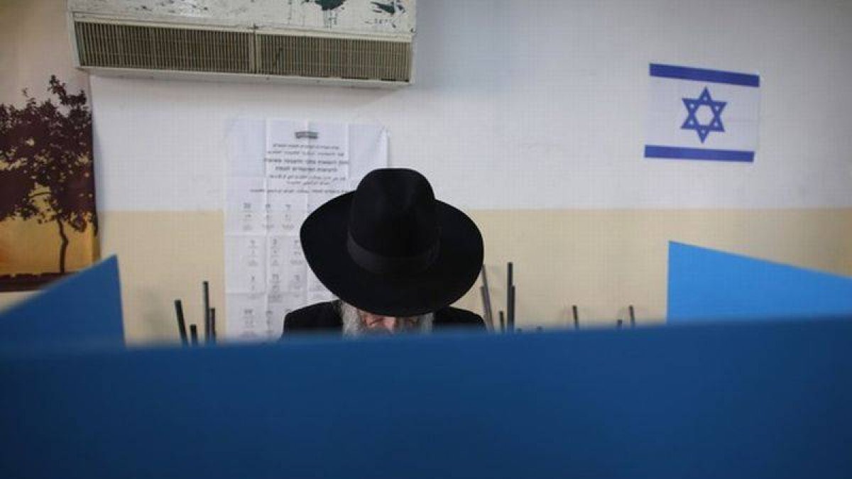 Un judío ultraortodoxo deposita su voto, este martes, en un colegio electoral en Jerusalén.