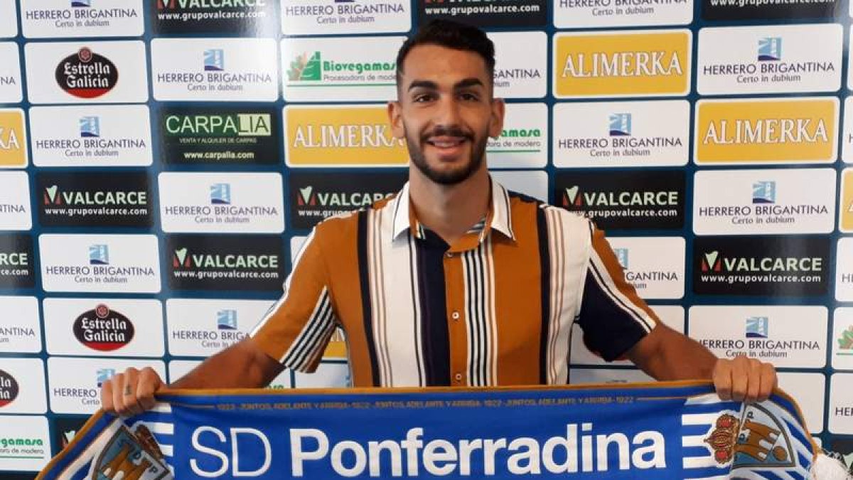 Joaquín posó ayer con la bufanda de su nuevo equipo antes de ponerse a las órdenes de Bolo. SDP