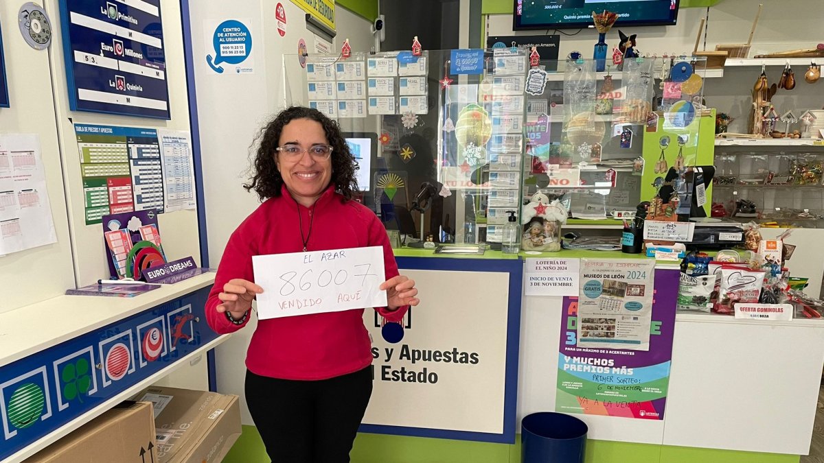 Aurora Arias, lotera de Astorga muestra el premio. DL