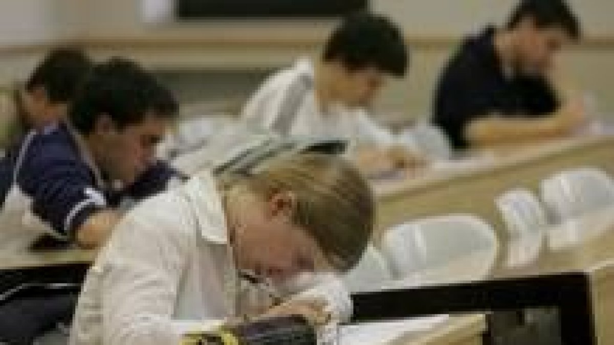 Unos 25 estudiantes de bachillerato de los institutos de León participan en la olimpiada matemática