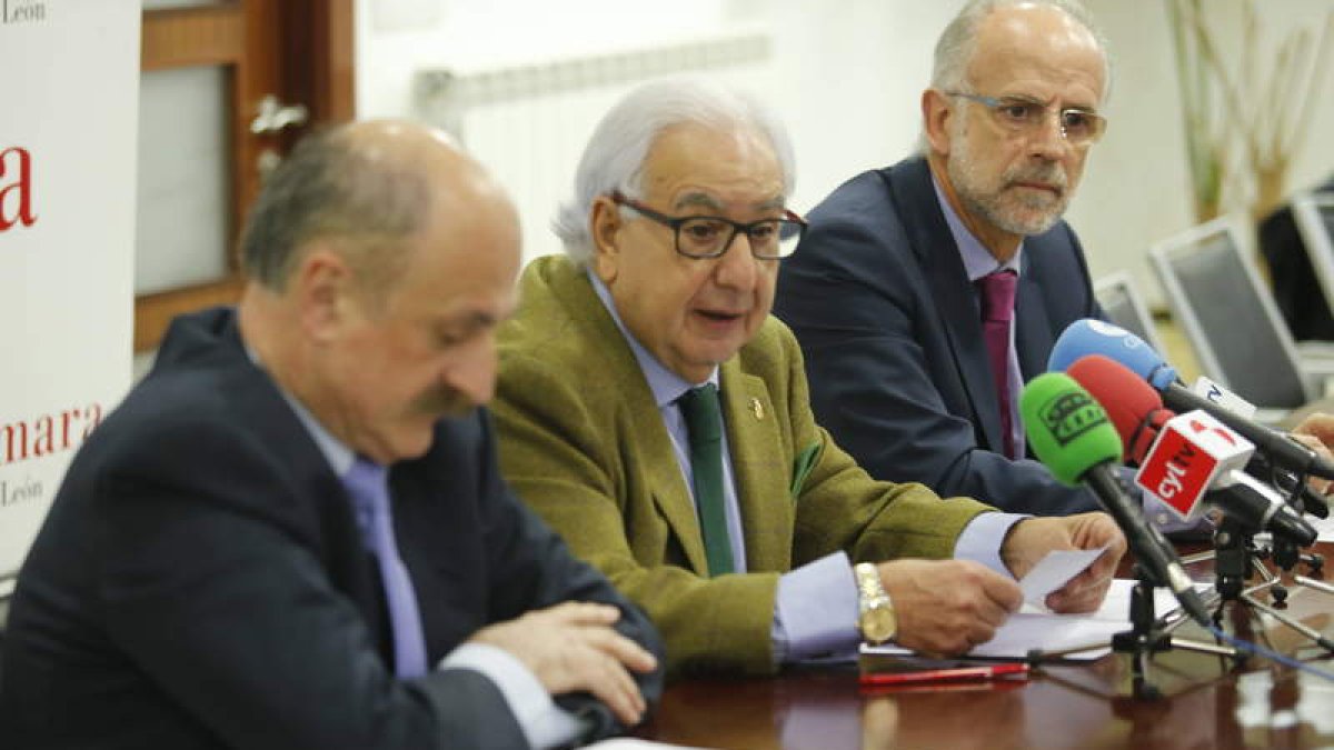 Placer Galán, San José Recio y Sánchez Seco, ayer en la Cámara.