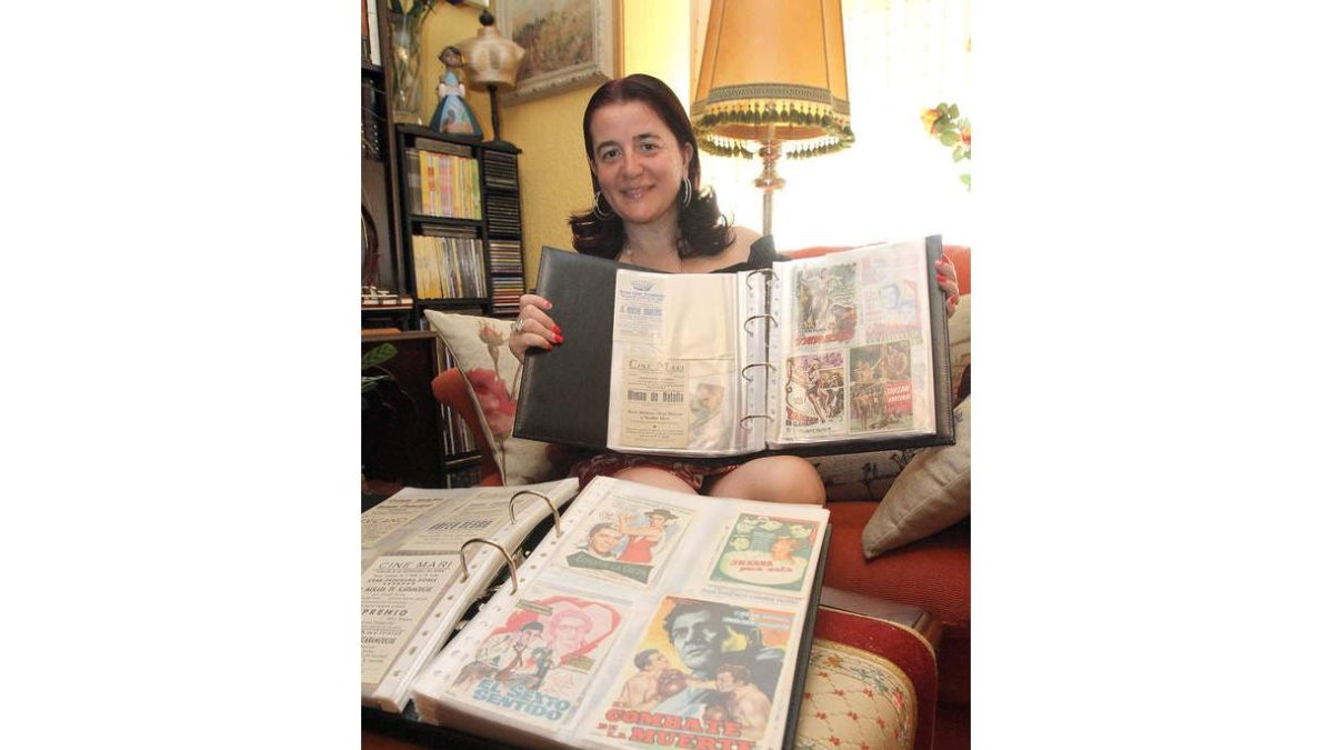 Pilar Ordás Nistal conserva más de mil programillas de mano que se repartían en cada proyección cinematográfica.