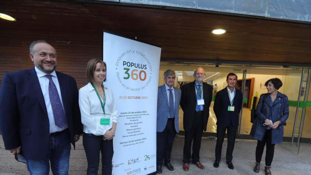 Autoridades educativas, políticas y participantes en la jornada. BARREDO