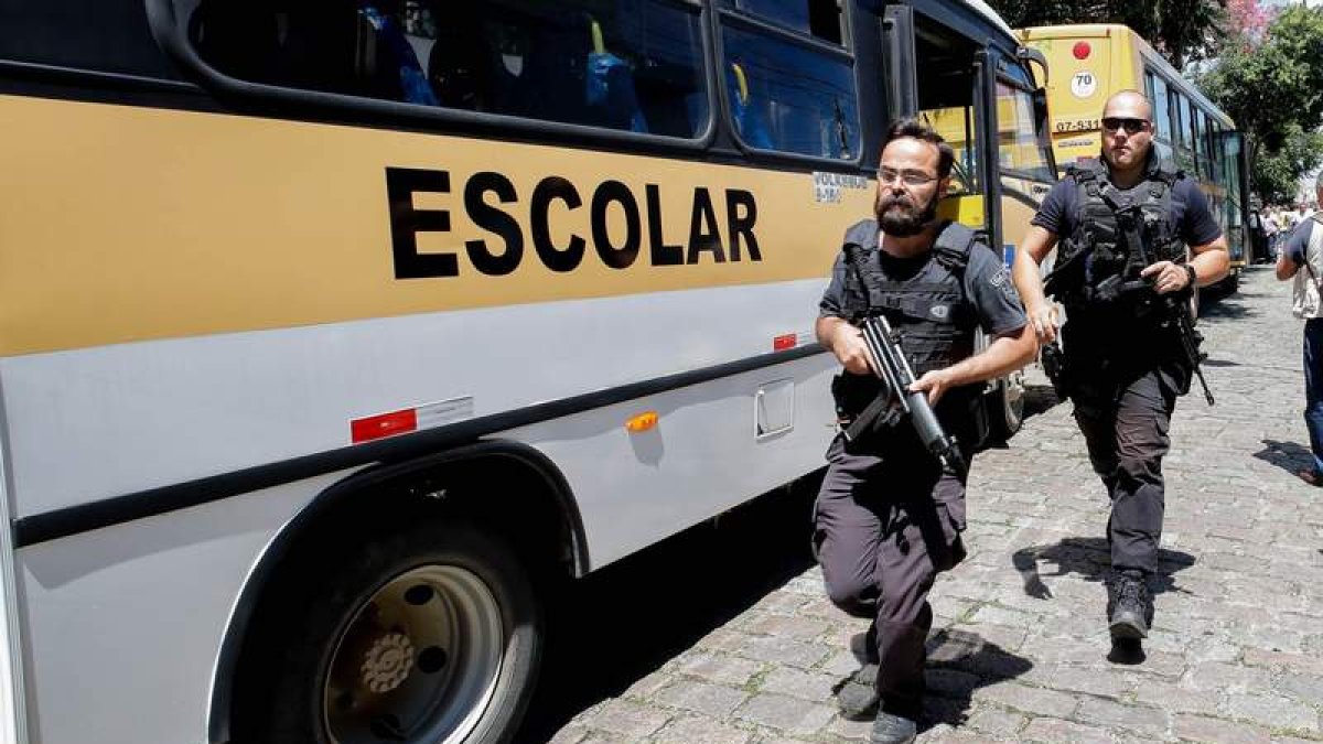 Miembros de la policía brasileña entran corriendo en la escuela tras el tiroteo. MOREIRA