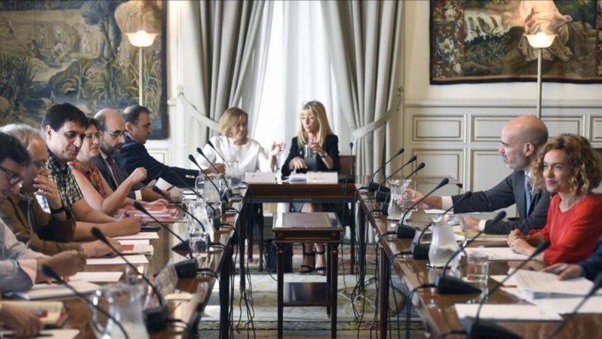 La ministra de Administraciones Territoriales, Meritxell Batet, junto al secretario de Estado de Función Pública, José Antonio Benedicto, en una reunión negociadora en julio pasado.