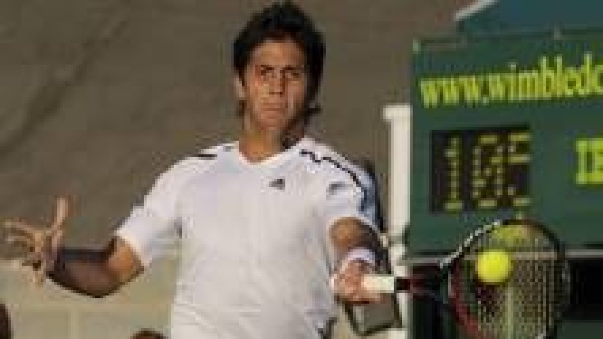 El tenista español Fernando Verdasco devuelve la pelota a su rival