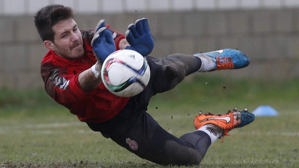 Jorge Palatsí, portero de la Cultural, ha sufrido una fractura en el dedo durante uno de los entrenamientos del equipo leonés. JESÚS F. SALVADORES