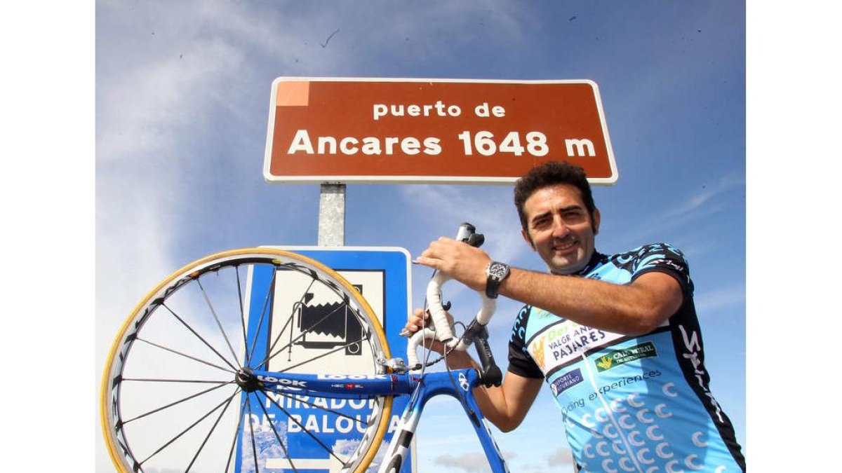 Pascual delante del cartel del puerto berciano que por segunda vez será meta en la Vuelta