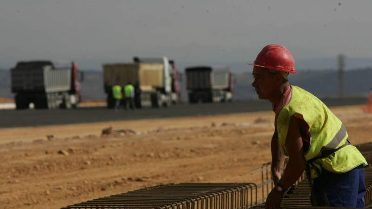 Trabajadores de la construcción, durante unas obras en la provincia leonesa.