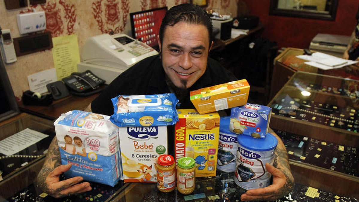Garci posa con algunos de los alimentos que ya ha recaudado en el primer día de trabajo solidario