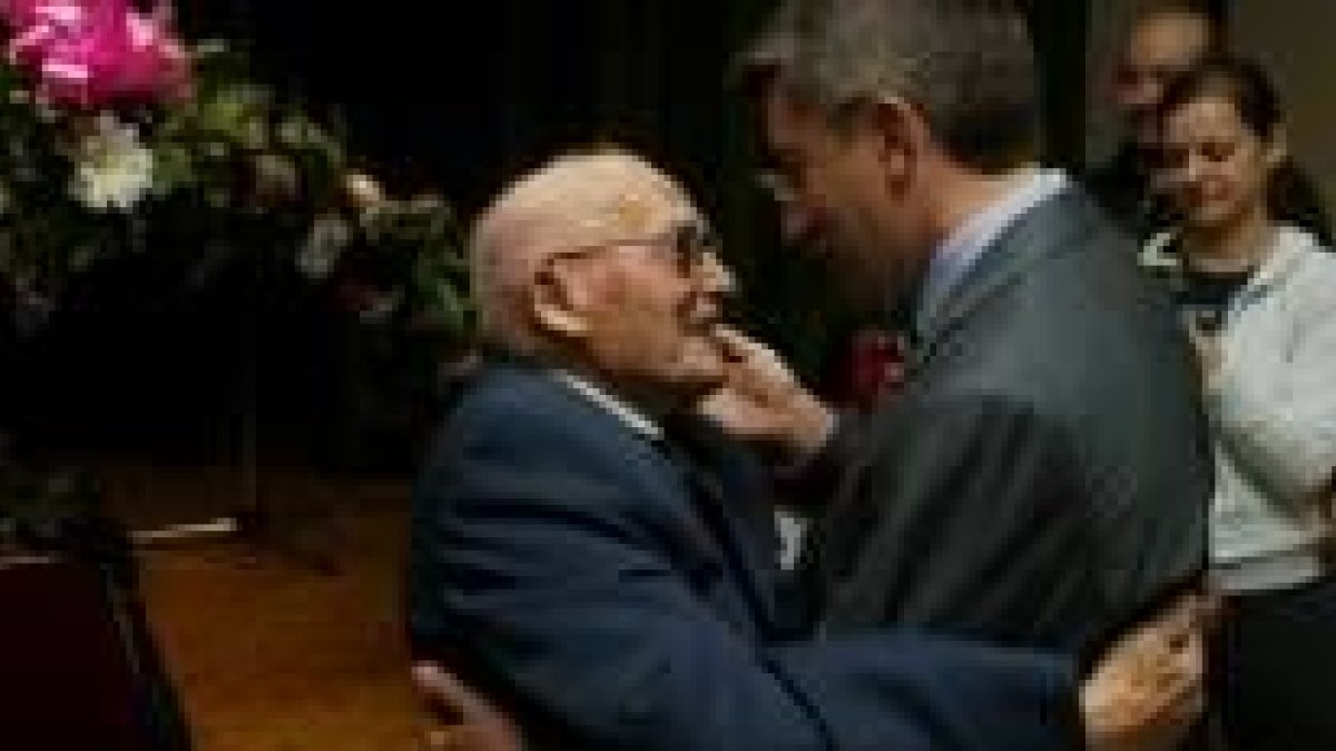El alcalde de León, Francisco Fernández, felicitando al homenajeado