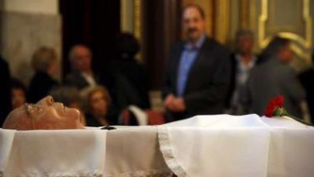 Centenares de personas dieron su último adiós a Saramago en el ayuntamiento de Lisboa.