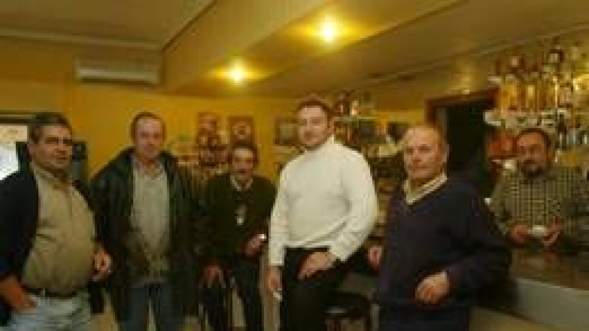 Vecinos de Toral de los Guzmanes comentan en el bar la nueva obra