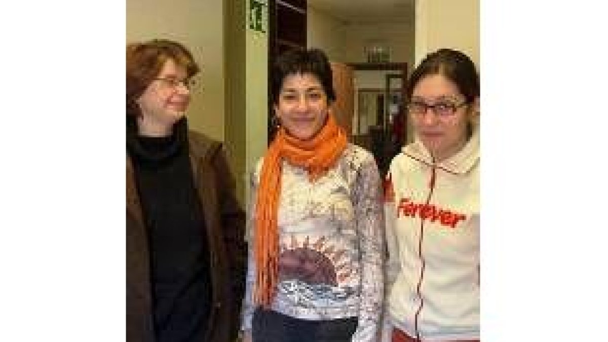 Ana Vicente, Cristina Prieto y la asesora jurídica del nuevo centro de día