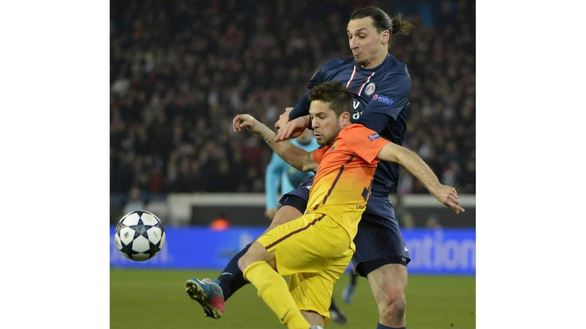 El delantero sueco del Paris Saint-Germain, Ibrahimovic lucha por el balón con Jordi Alba.