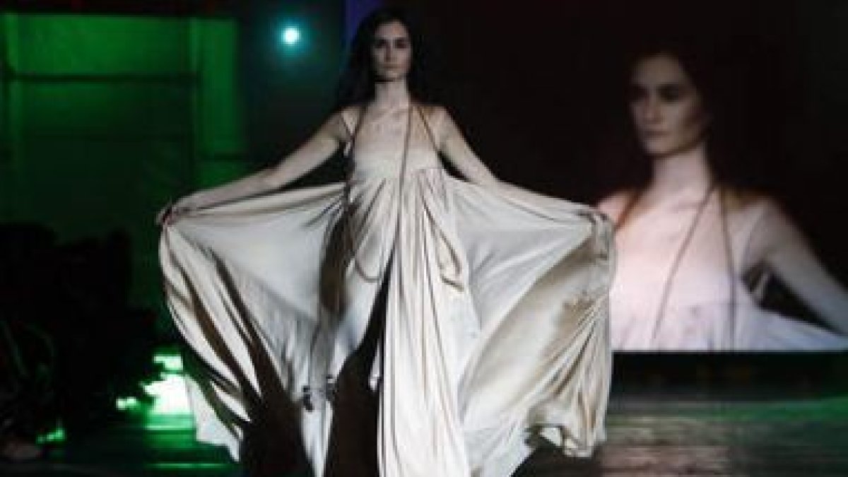 Una modelo luce uno de los diseños de María Lafuente en la presentación de ayer