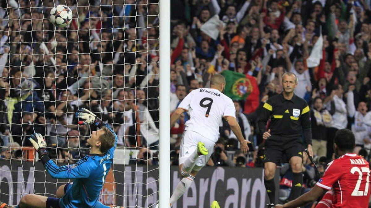Di María trata de escapar de Javi Martínez, del Bayern de Munich, durante el partido jugado en el Santiago Bernabéu