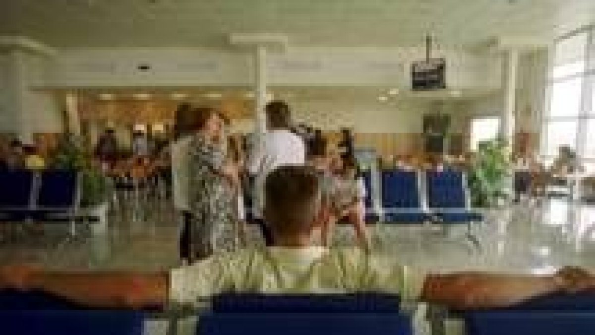 Imagen de archivo de pasajeros esperando un vuelo en las instalaciones del Aeropuerto de León