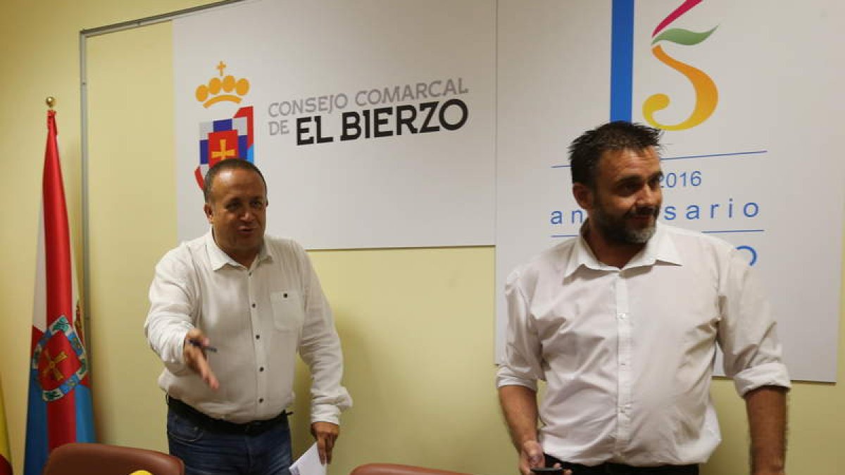 Gerardo Álvarez Courel y David Voces en la comparecencia que realizaron ayer en el Consejo. BARREDO