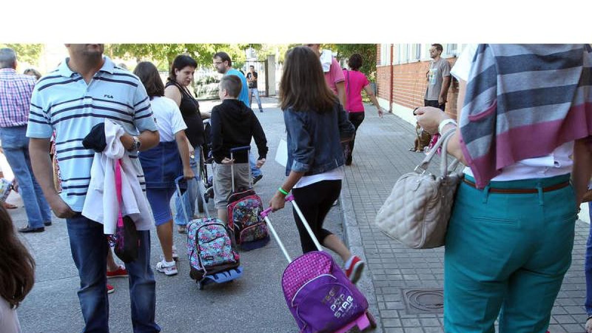 El 30% de las familias ponferradinas con niños en edad escolar ha recurrido a los colegios para obtener el material.