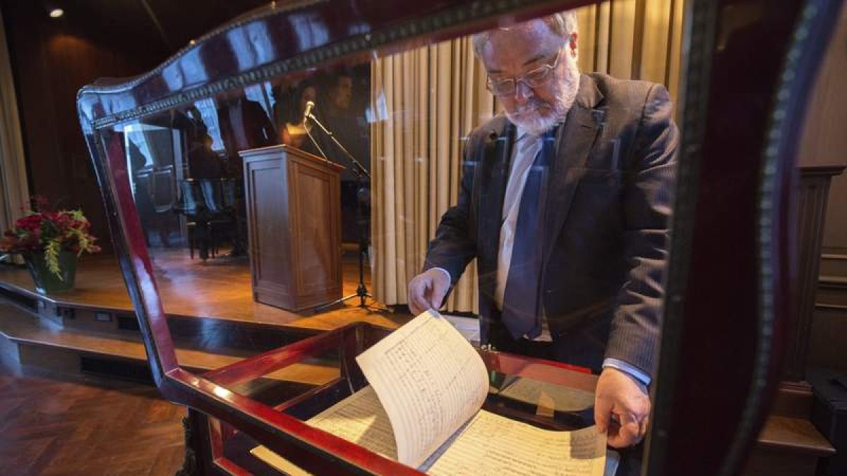 Simon Maguire, experto musical de Sotheby’s, con el manuscrito de Mahler. CHRISTIAN CHARISIUS