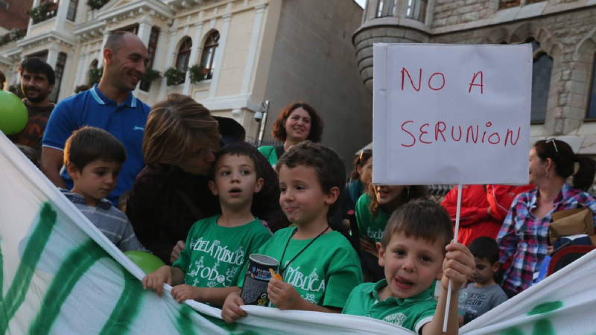 Manifestación de ayer en protesta por el escándalo de la sopa servida a los niños con larvas de gorgojo en cinco colegios de León por Serunión