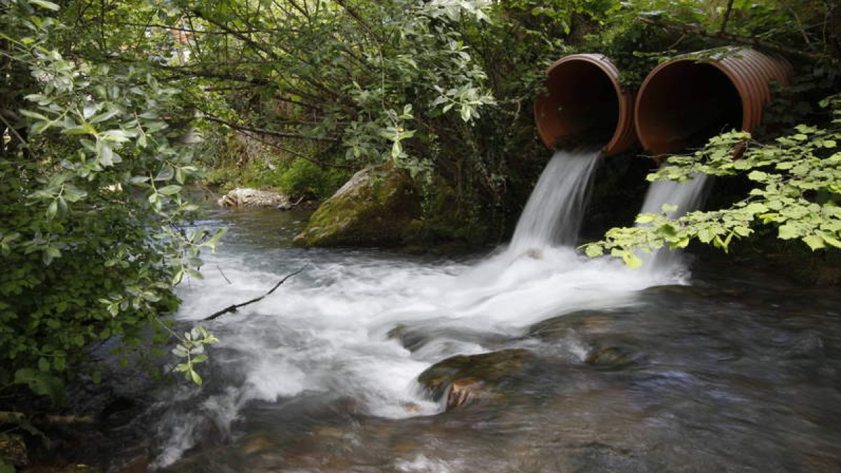 Desagüe de los túneles de la Variante de Pajares en el Huerna de parte de los acuíferos que reventó en la montaña leonesa. JESÚS F. SALVADORES