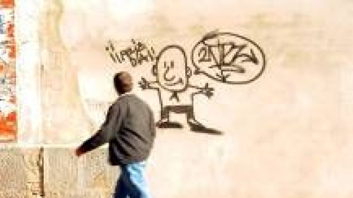 Pintada aparecida en La Bañeza en un solar anexo al Ayuntamiento