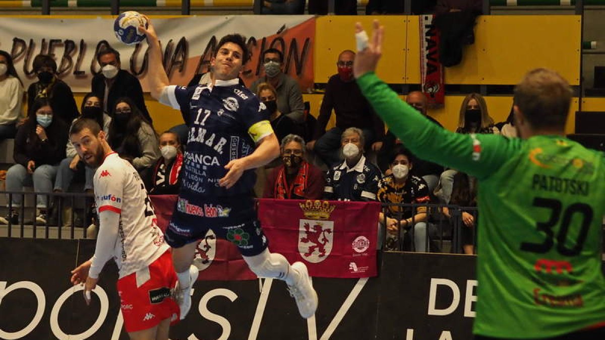 El capitán del Ademar, Jaime Fernández, fue uno de los jugadores más activos durante el encuentro de vuelta de la tercera ronda de Copa del Rey frente al BM Nava. MARIANO GONZÁLEZ