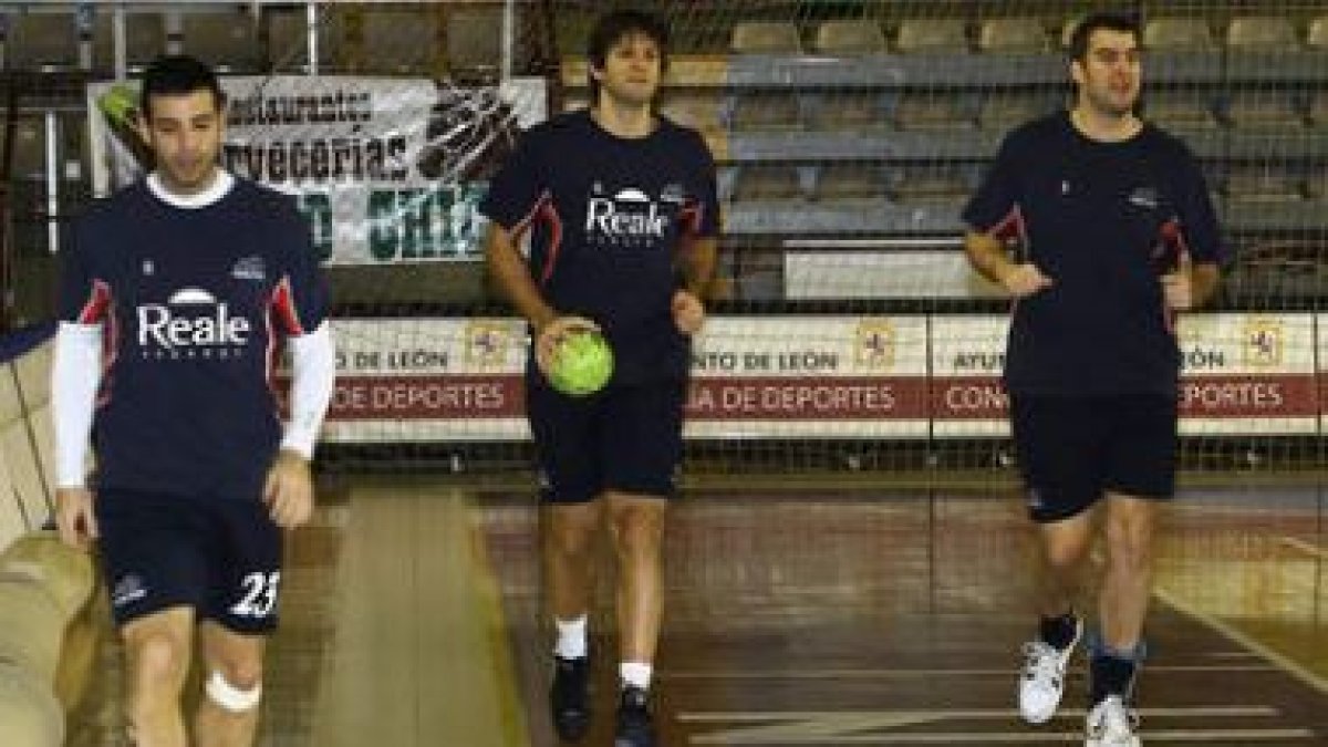 La plantilla del Ademar se centra en la Liga.