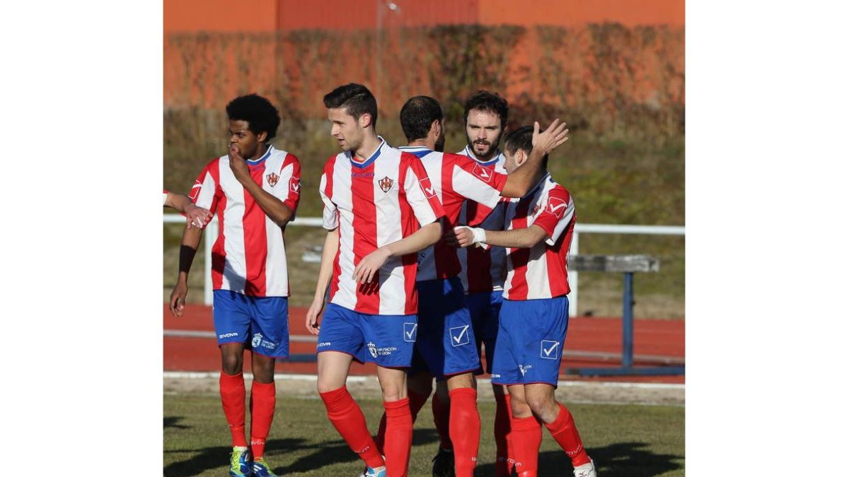 Los rojiblancos celebran uno de sus cuatro goles