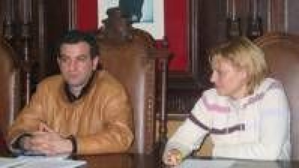 Nicanor Sen, alcalde de Cistierna, y Ana Isabel Santos, teniente alcalde, en una imagen de archivo