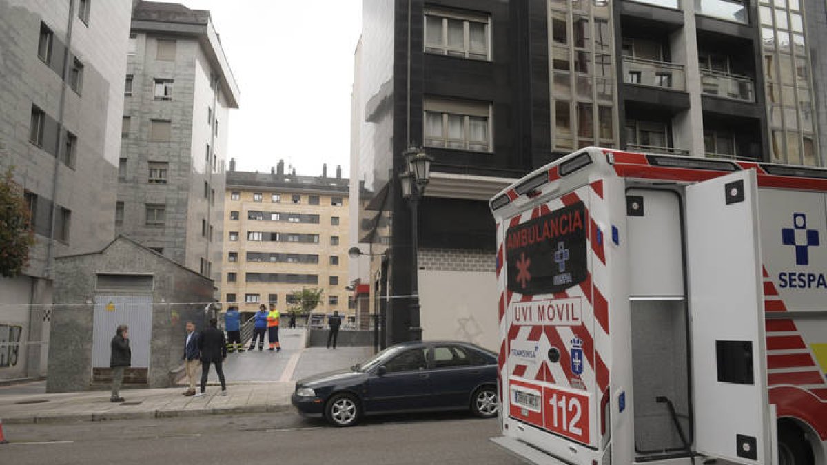 Vista del edificio de la calle Facetos de Oviedo donde dos niñas de unos 10 años han muerto este viernes al precipitarse por el patio de luces. ELOY ALONSO