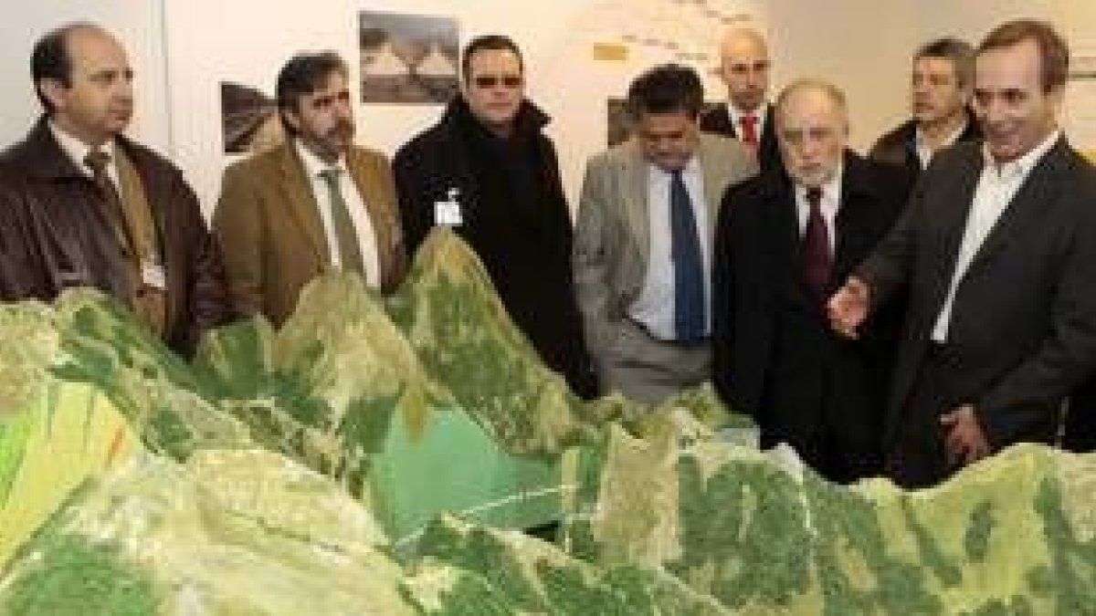 Los visitantes de los túneles de la Variante en La Pola contemplan la maqueta del ambicioso proyecto
