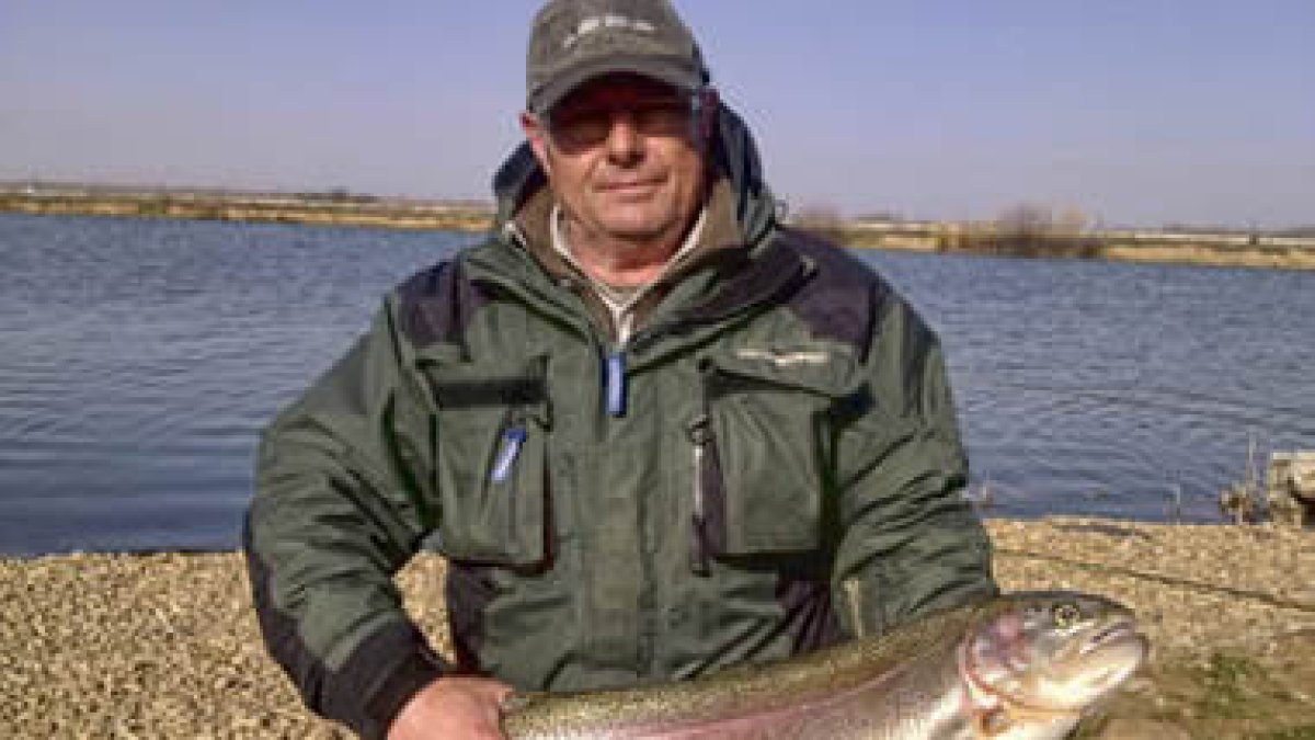 Un magnífico ejemplar capturado en el lago Monte Jabares.
