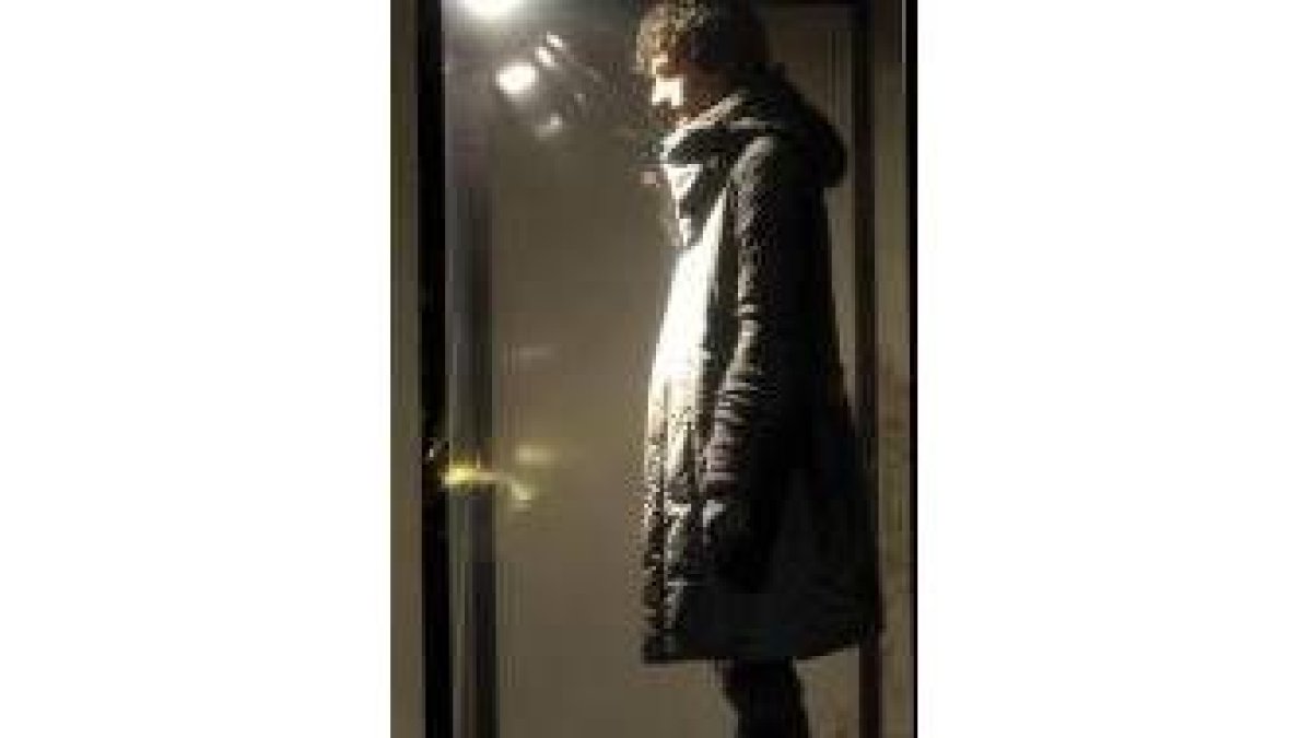 Un modelo luce una creación del modisto japonés Okaniwa