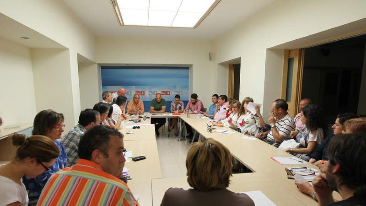 El comité local del PSOE, en la primera reunión que mantuvo ayer tras la agrupación del jueves.