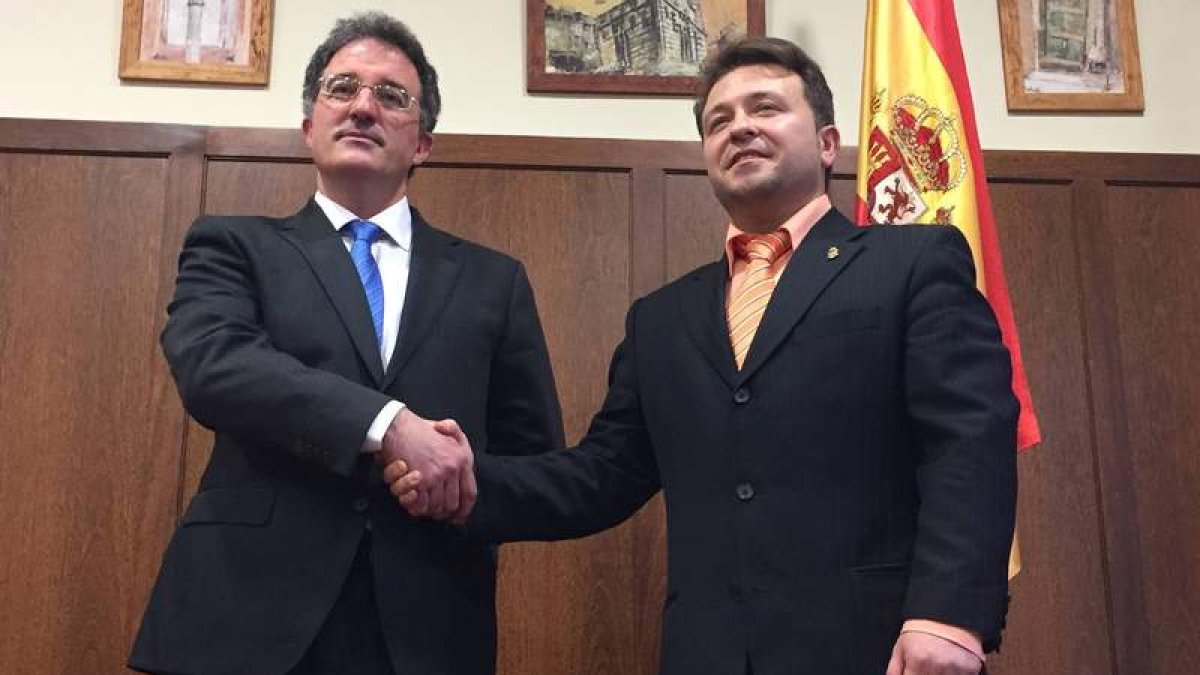 Los nuevos socios de Gobierno, el alcalde, Arsenio García, y el leonesista Pablo Peyuca. a. valencia
