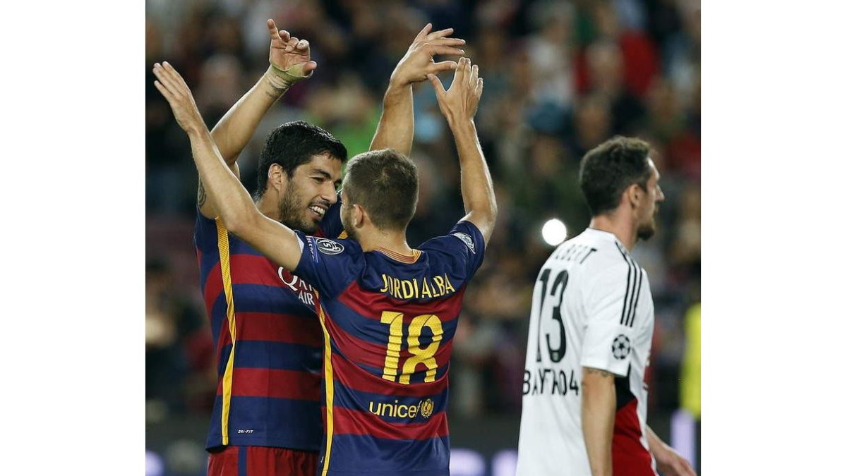 Luis Suárez, a la izquierda, y Jordi Alba celebran el segundo gol del equipo blaugrana.