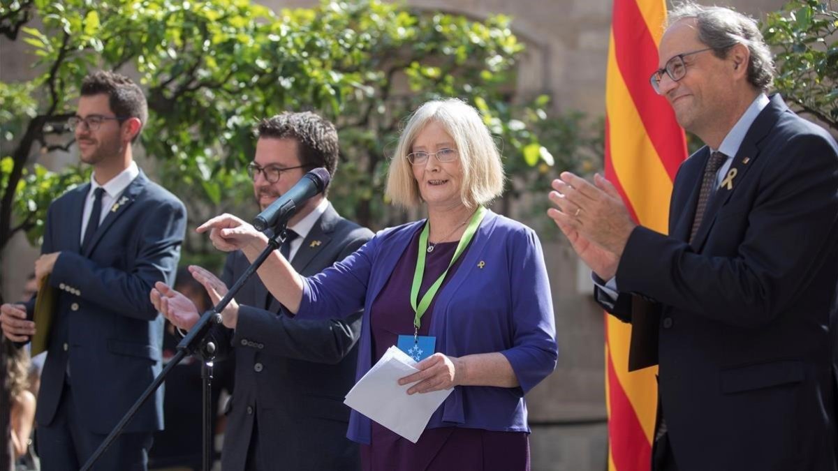 El alcalde de Fonollosa, Eloi Hernàndez, el vicepresidente del Govern, pere Aragonès, la expresidenta del parlamento escocés, Tricia Marwick, y el president, Torra, en el plau de la Generalitat.