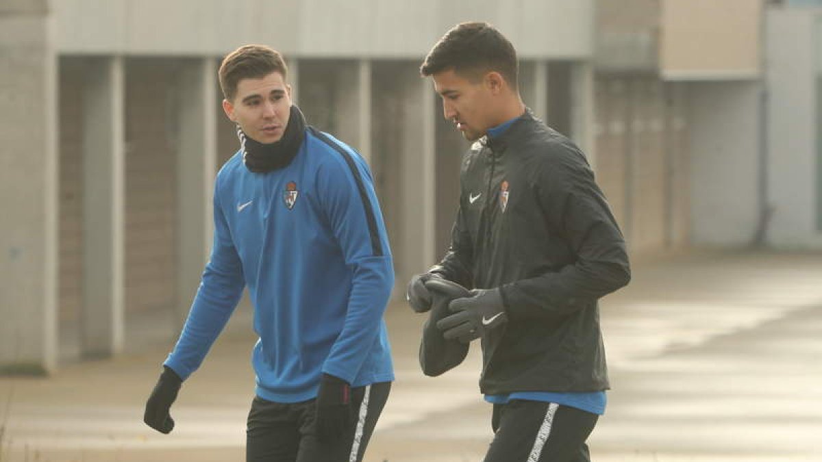 Kaxe, a la izquierda, se enfundó la ropa de la Deportiva y ya entrenó con sus nuevos compañeros. L. DE LA MATA