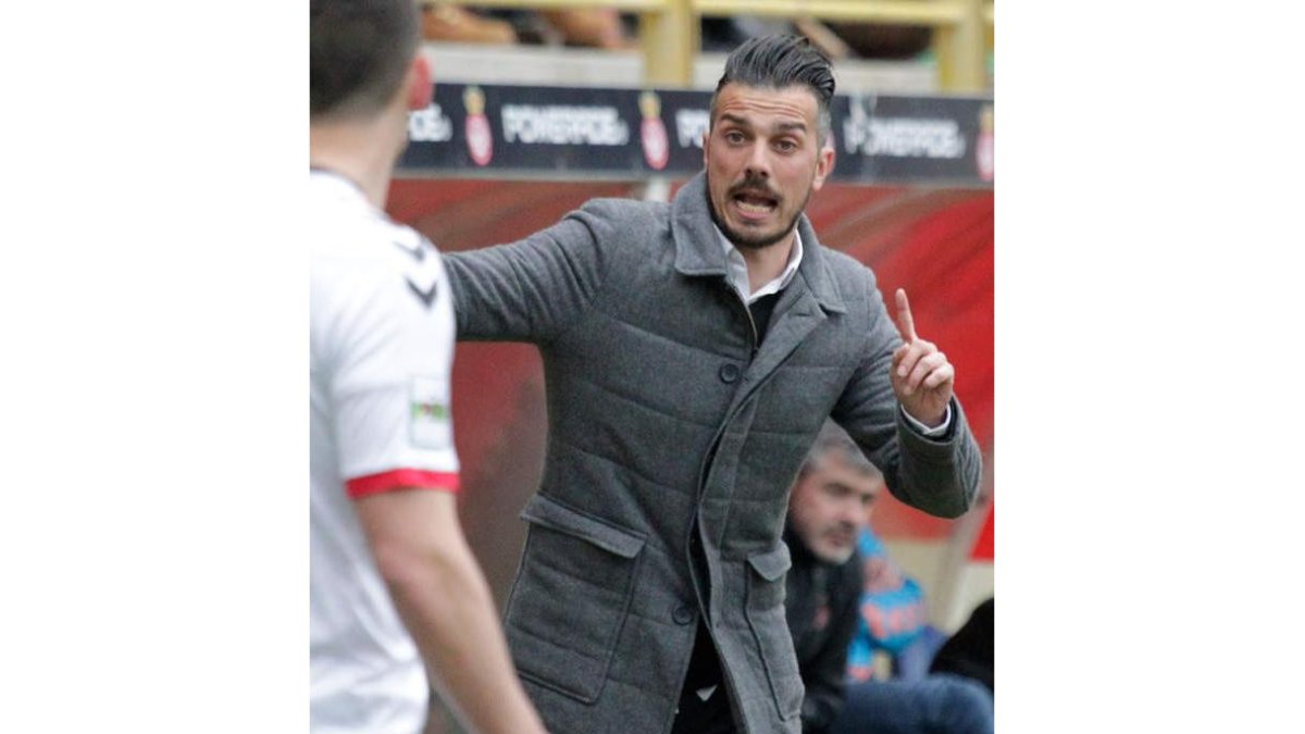 Rubén de la Barrera da órdenes a sus futbolistas durante el partido ante el Guijuelo. SECUNDINO PÉREZ