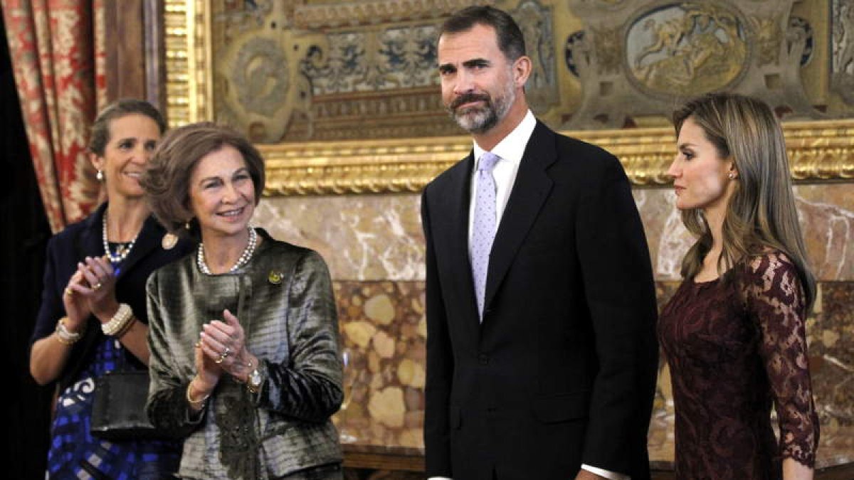 La reina y la infanta Elena aplauden al príncipe de Asturias, junto a doña Letizia, tras su discurso del 12 de Octubre.