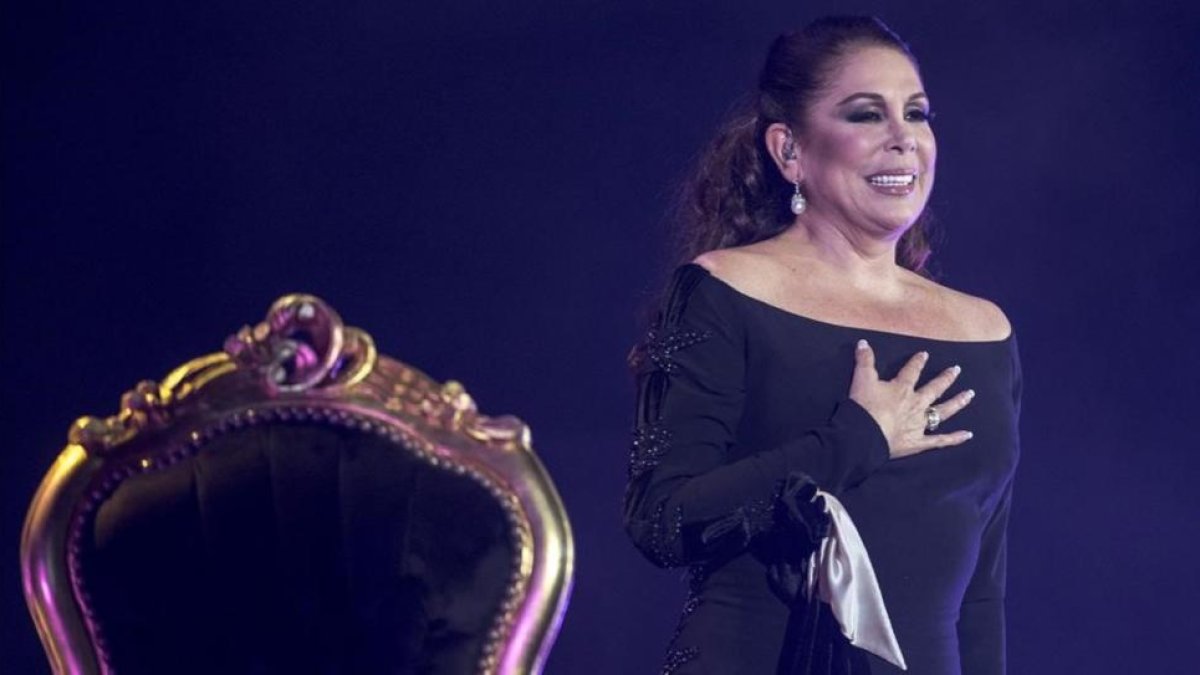 Isabel Pantoja, en el concierto que ofreció en el Palau Sant Jordi en febrero.