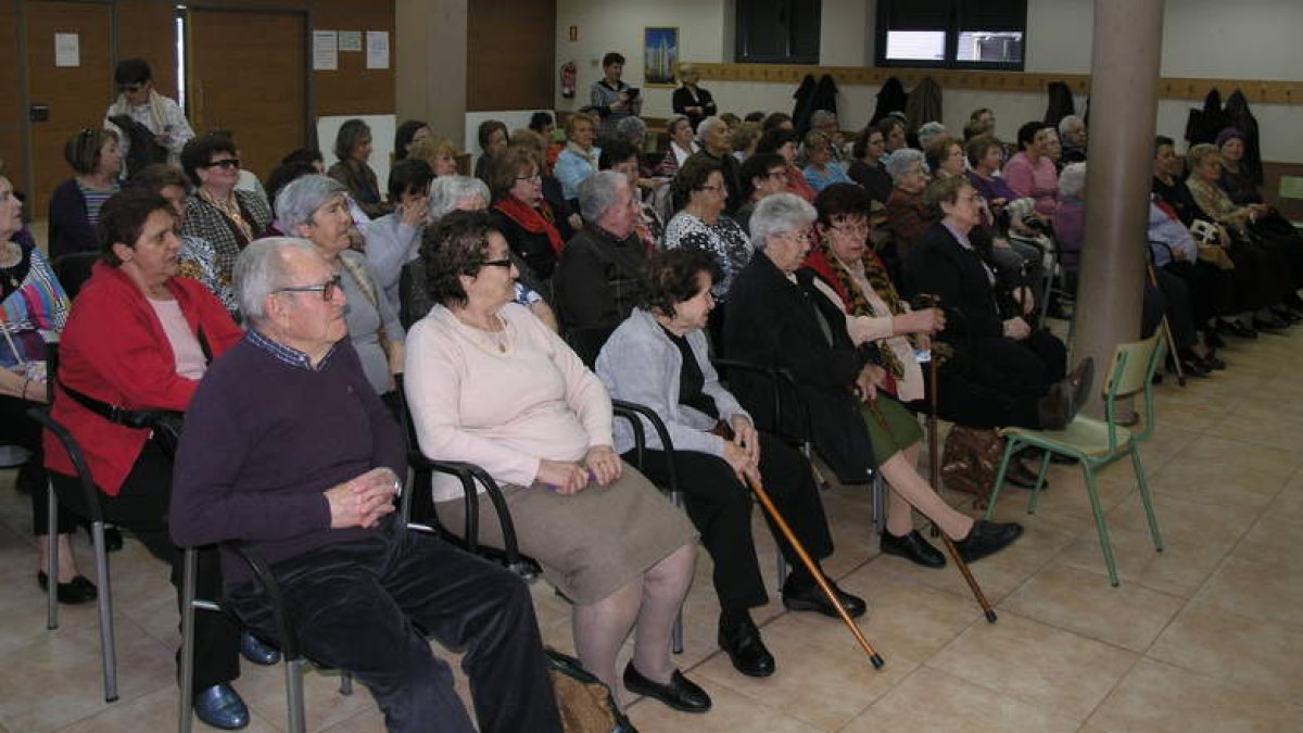 La conferencia sobre remautología atrajo a numeroso público al Centro Cívico de Navatejera. DL